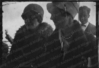 Persone partecipanti al viaggio, tra cui anche Bottoni, a bordo della nave "Biancamano" e in altri luoghi visitati, positivo, bianco e nero, mm 26x36.