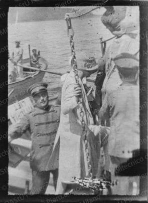 Persone partecipanti al viaggio, tra cui anche Bottoni, a bordo della nave "Biancamano" e in altri luoghi visitati, positivo, bianco e nero, mm 26x36.