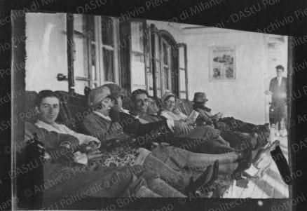 Persone partecipanti al viaggio, tra cui anche Bottoni, a bordo della nave "Biancamano" e in altri luoghi visitati, positivo, bianco e nero, mm 26x36.