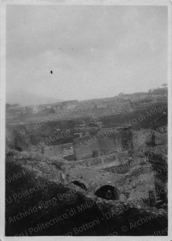Pompei anche con persone, positivo, bianco e nero, mm 81x59. 