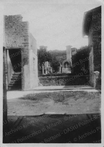 Pompei anche con persone, positivo, bianco e nero, mm 81x59. 