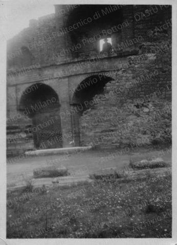 Pompei anche con persone, positivo, bianco e nero, mm 81x59. 
