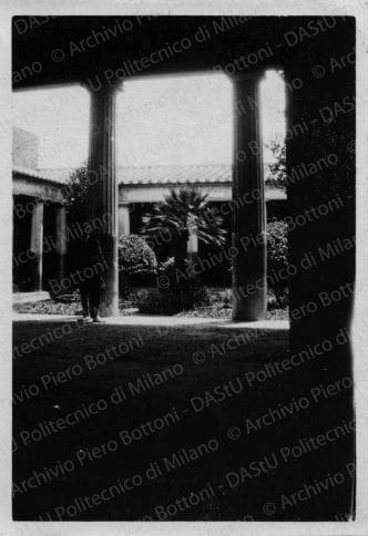 Pompei anche con persone, positivo, bianco e nero, mm 81x59. 