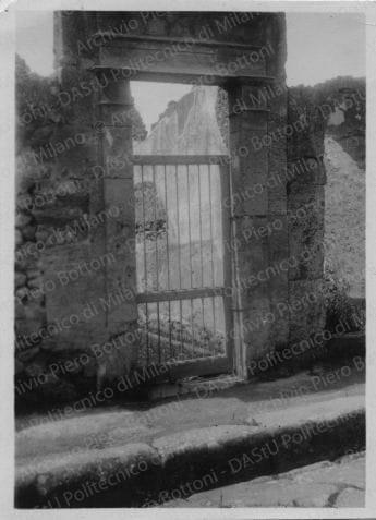 Pompei anche con persone, positivo, bianco e nero, mm 81x59. 