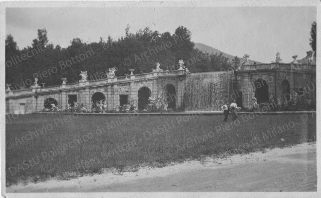 Caserta anche con persone, positivo, bianco e nero, mm 65x106. 