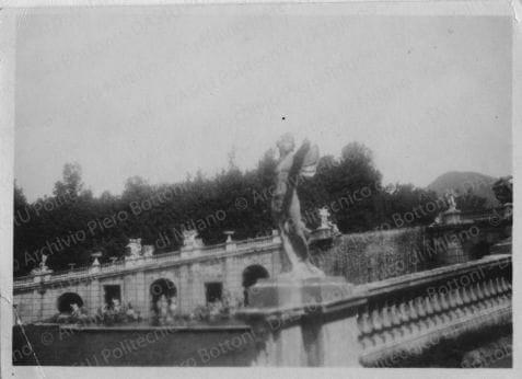 Caserta anche con persone, positivo, bianco e nero, mm 59x82. 