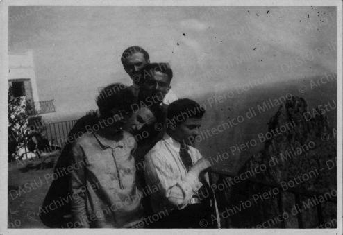 Capri: Bottoni con altre persone ai faraglioni, positivo, bianco e nero, mm 58x84. 