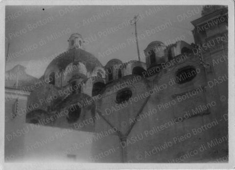 Capri: fianco della chiesa nella piazzetta, positivo, bianco e nero, mm 59x81. 
