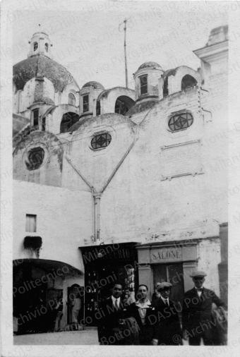 Capri: gruppo di persone in piazzetta, positivo, bianco e nero, mm 86x58.