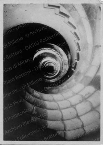 Scala a chiocciola, positivo, bianco e nero, mm 82x58.