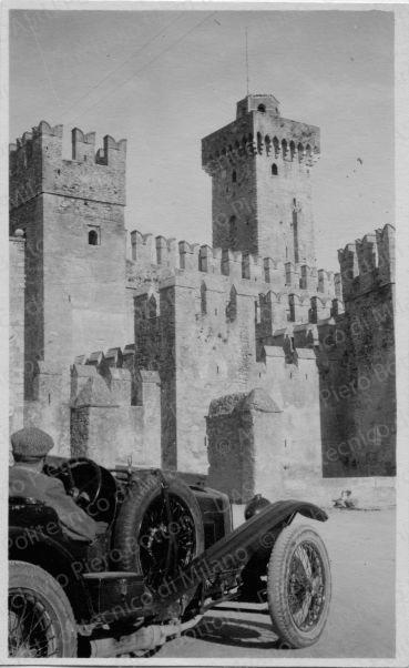 Castello con automobile, positivo, bianco e nero, mm 101x63.