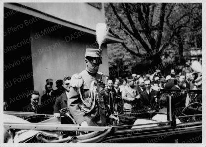 Inaugurazione della mostra con Re Vittorio Emanuele III, positivo, bianco e nero, mm 125x175.