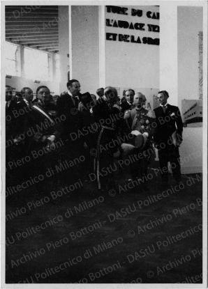 Inaugurazione della mostra con Re Vittorio Emanuele III, positivo, bianco e nero, mm 175x125.