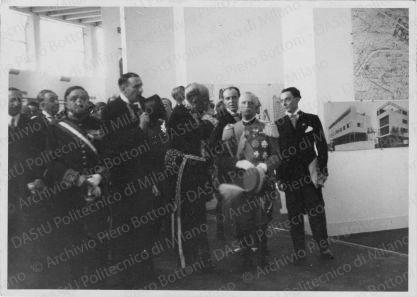 Inaugurazione della mostra con Re Vittorio Emanuele III, positivo, bianco e nero, mm 125x175.