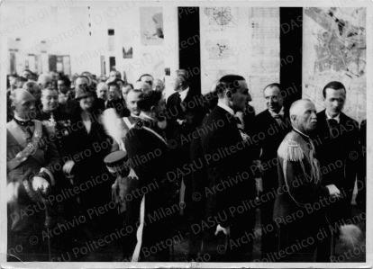 Bottoni e Pollini accompagnano il Re in visita alla mostra del Ciam alla V Triennale, positivo, bianco e nero, mm 125x175.