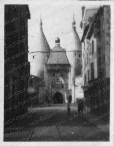 Nancy: vista della Grande Rue verso la porte de la Craffe, positivo, bianco e nero, mm 42x32. 