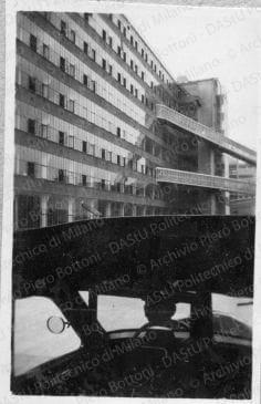 Paesaggi urbani, architetture, ambienti e situazioni diverse, positivo, bianco e nero, mm 62x41. 