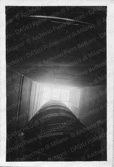 Paesaggi urbani, architetture, ambienti e situazioni diverse, positivo, bianco e nero, mm 92x62. 