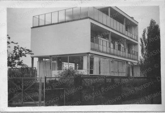 Paesaggi urbani, architetture, ambienti e situazioni diverse, positivo, bianco e nero, mm 62x92. 