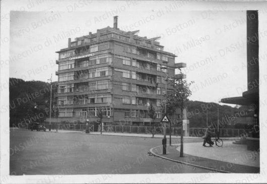Paesaggi urbani, architetture, ambienti e situazioni diverse, positivo, bianco e nero, mm 62x92. 