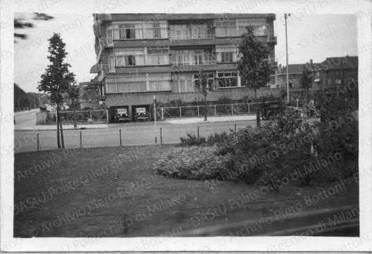Paesaggi urbani, architetture, ambienti e situazioni diverse, positivo, bianco e nero, mm 62x92. 