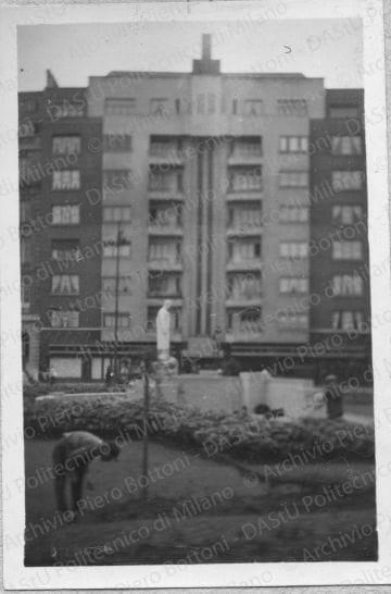 Paesaggi urbani, architetture, ambienti e situazioni diverse, positivo, bianco e nero, mm 92x62. 