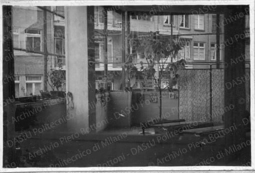 Paesaggi urbani, architetture, ambienti e situazioni diverse, positivo, bianco e nero, mm 58x88. 