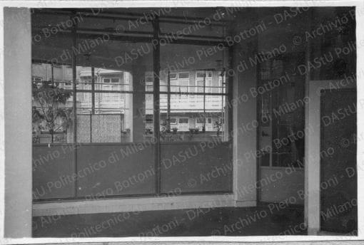 Paesaggi urbani, architetture, ambienti e situazioni diverse, positivo, bianco e nero, mm 58x88. 