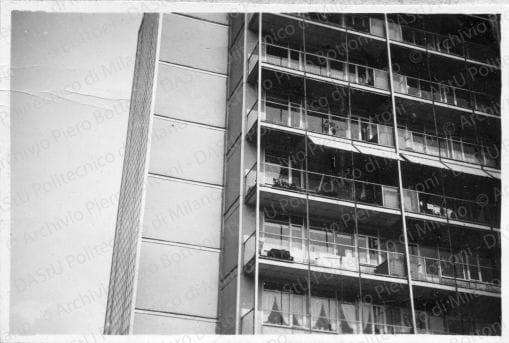 Paesaggi urbani, architetture, ambienti e situazioni diverse, positivo, bianco e nero, mm 58x88. 
