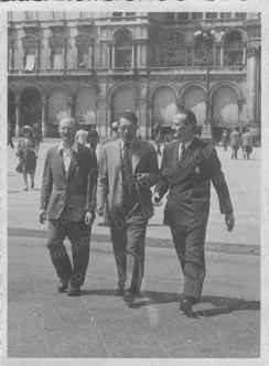 Piero Bottoni e altri in piazza del Duomo, positivo, bianco e nero, mm 90x118.