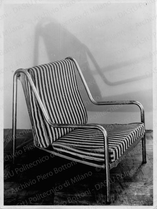 Poltrona in tubo metallico e cuscini indipendenti sostenuti da sacca in tela, arch. Zanuso, produttore Nirvana, positivo, bianco e nero, mm 230x172.