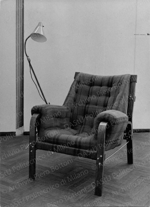 Sedia imbottita, arch. Anna Castelli Ferrieri, positivo, bianco e nero, mm 224x165.