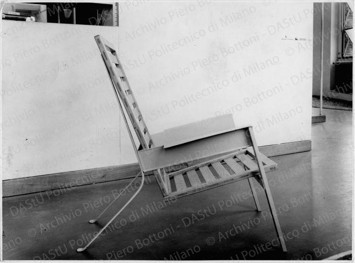 Poltrona in tubo metallico e imbottitura indipendente, arch. Anna Castelli Ferrieri, produttore Corrado, positivo, bianco e nero, mm 173x234.