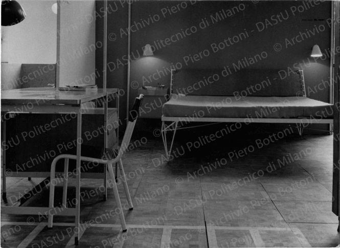 Alloggio 3, letto matrimoniale (arch. Castelli) e scrivania (arch. Castiglioni), positivo, bianco e nero, mm 164x225. 