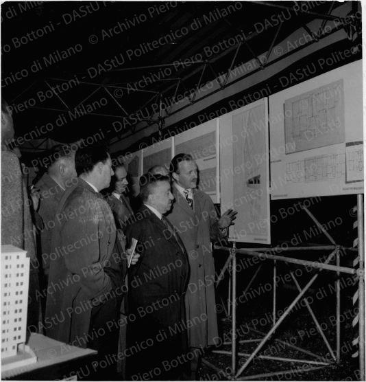 Bottoni con il ministro Giuseppe Romita in visita alla mostra sul QT8, positivo, bianco e nero, mm 234x180. 