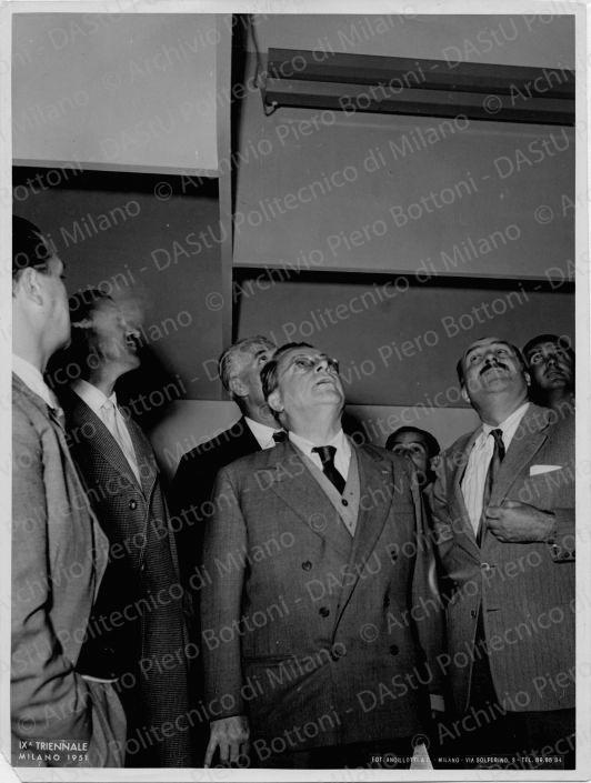 Bottoni con Palmiro Togliatti in visita alla mostra sul QT8, positivo, bianco e nero, mm 238x180. 