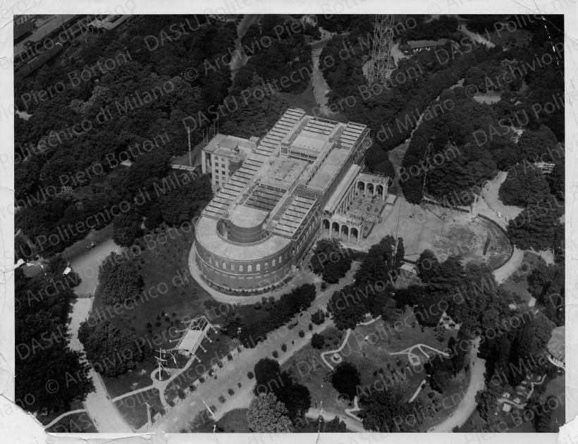Veduta aerea dell'edificio della Triennale, positivo, bianco e nero, mm 223x282.