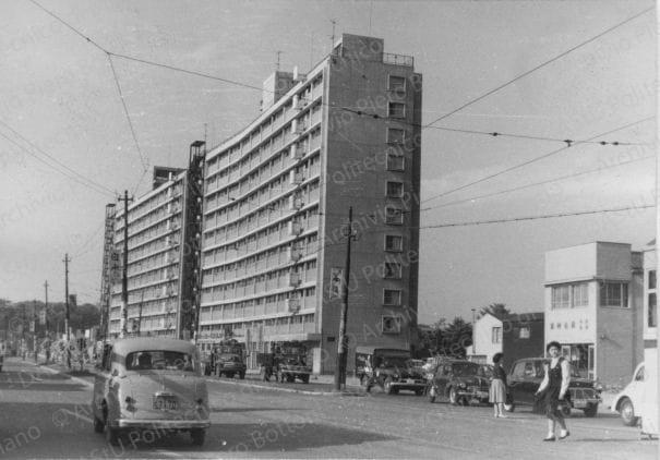 Veduta di un edificio, positivo, bianco e nero, mm 71x101. 