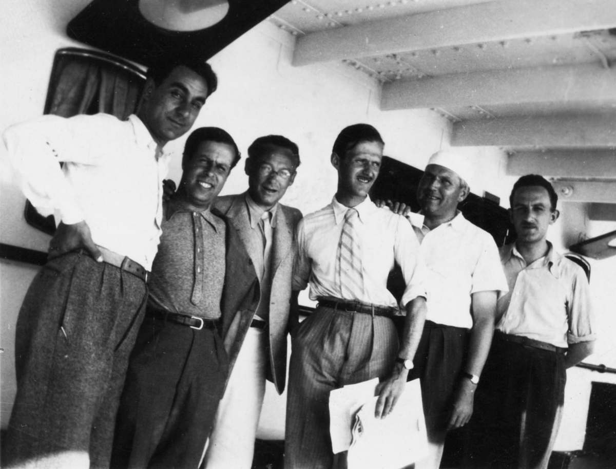 Un gruppo di partecipanti al IV Ciam sulla nave che li porta ad Atene. Da sinistra Pier Maria Bardi, José Luis Sert, Siegfried Giedion, Piero Bottoni, Cornelis van Eesteren e Gino Pollini