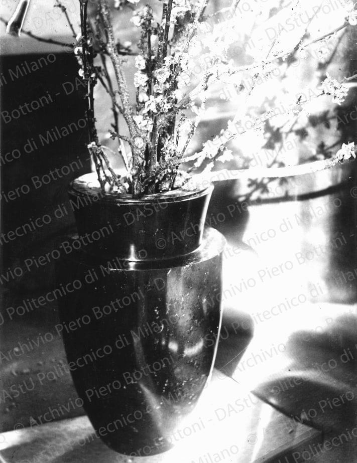 Veduta di un vaso. Positivo, bianco e nero, 235x181 mm, album giallo n. 8, pag. 6.