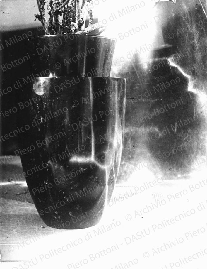 Veduta di un vaso. Positivo, bianco e nero, 239x180 mm, album giallo n. 8, pag. 7.