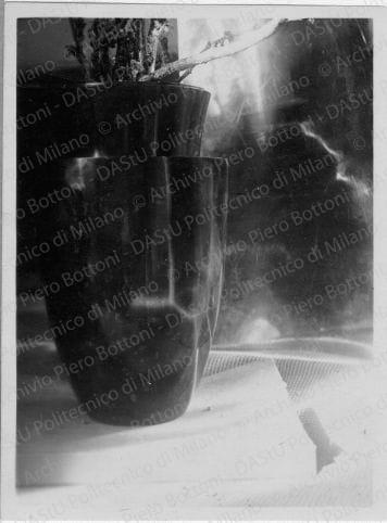 Veduta del vaso, positivo, bianco e nero, mm 115x86. 