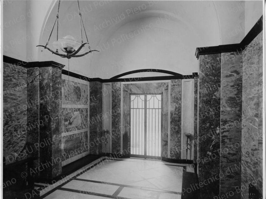 Veduta dell'ingresso, positivo, bianco e nero, mm 228x286. Annotazione manoscritta sul verso: "Cappella Vitale Ottobiano Lomellina (1928)".
