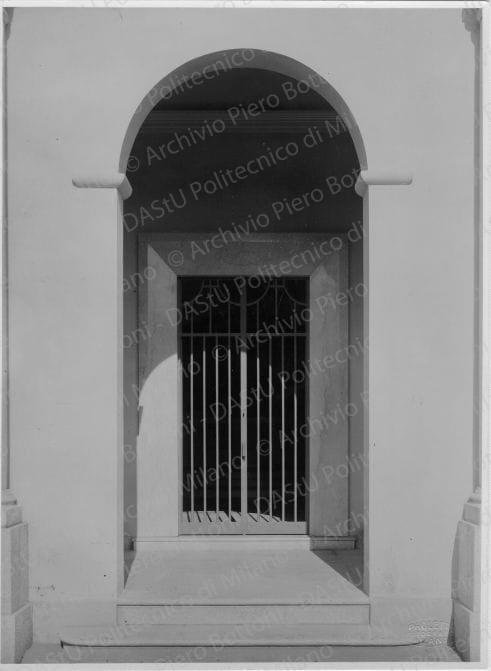 Veduta esterna dell'ingresso, positivo, bianco e nero, mm 227x167. 