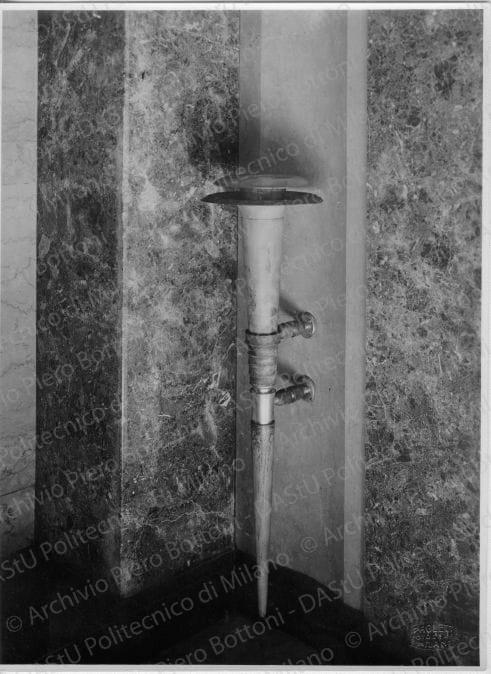 Veduta del vaso portafiori a muro, positivo, bianco e nero, mm 227x167. 