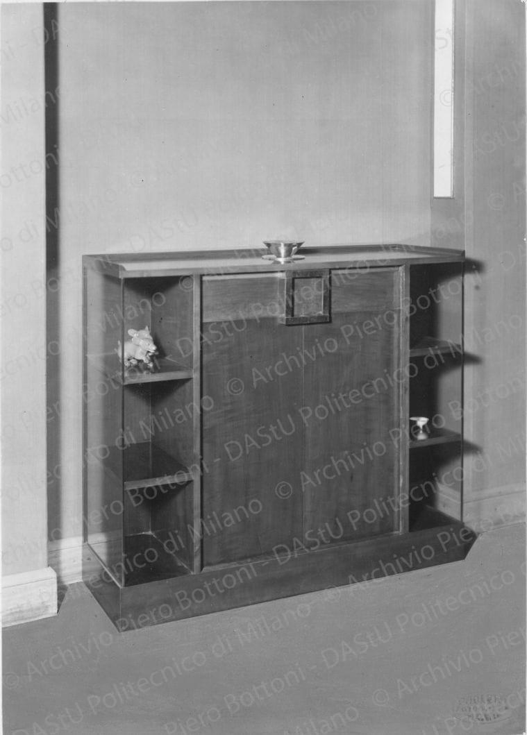 Veduta di "Credenza di salotto". Positivo, bianco e nero, 224x160 mm, album giallo n. 8, pag.32.
