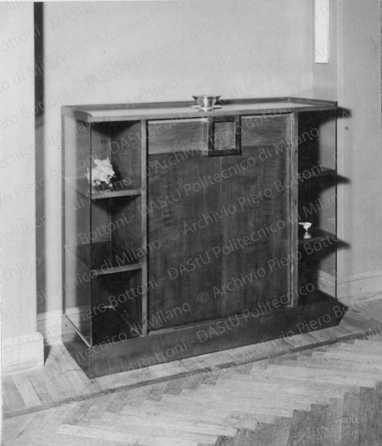Veduta di "Credenza di salotto". Positivo, bianco e nero, 189x160 mm, album giallo n. 8, pag.34.