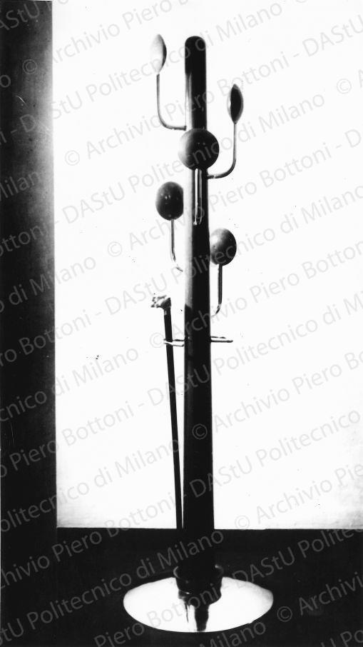 Veduta dell'attaccapanni. Positivo, bianco e nero, 239x181 mm, album giallo n. 8, pag. 9.