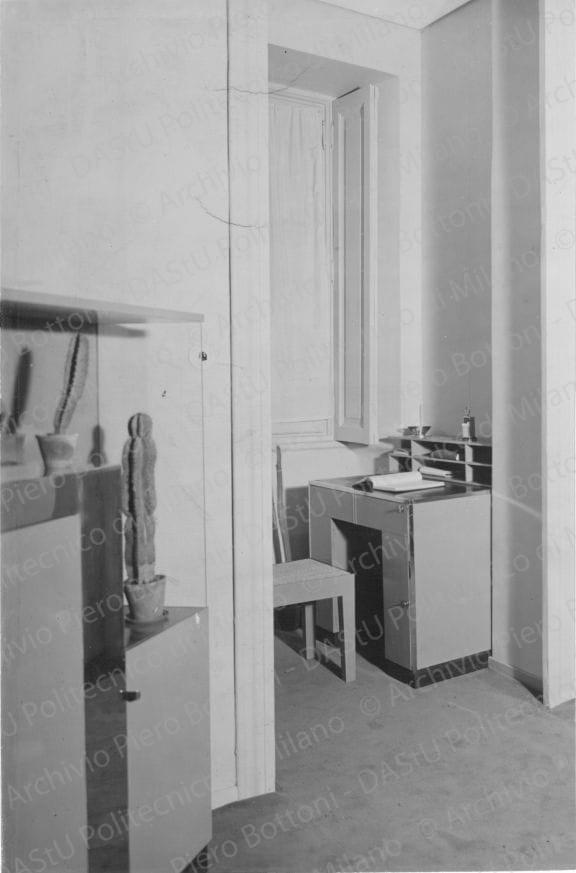Veduta di "Angolo di una camera per armadi, libreria e bar". Positivo, bianco e nero, 222x146 mm, album giallo n. 8, pag. 15.