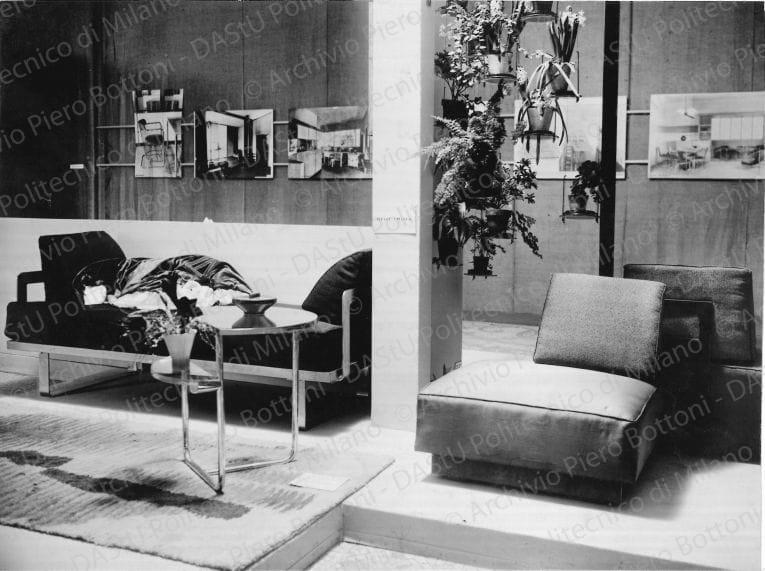 Veduta di un salotto con pannelli espositivi. Didascalia dattiloscritta: "Sezione italiana dell'architettura razionale alla Mostra del U.A.M. (Union Artistes Modernes) Pavillon Marsan a Parigi, 1930". Positivo, bianco e nero, 145x194 mm, album giallo n.6, pag.51.